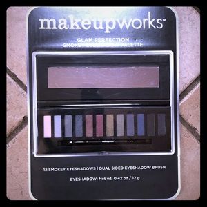 🎨NIB SMOKEY EYESHADOW PALETTE🎨